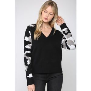 CONTRAST SLEEVE FATE SWEATER